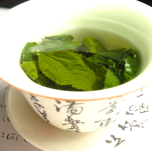Green tea steeps in a cup. Japan administrative  makes change to practices regarding tea-squads (photo courtesy of wiki commons and Wikimol). 