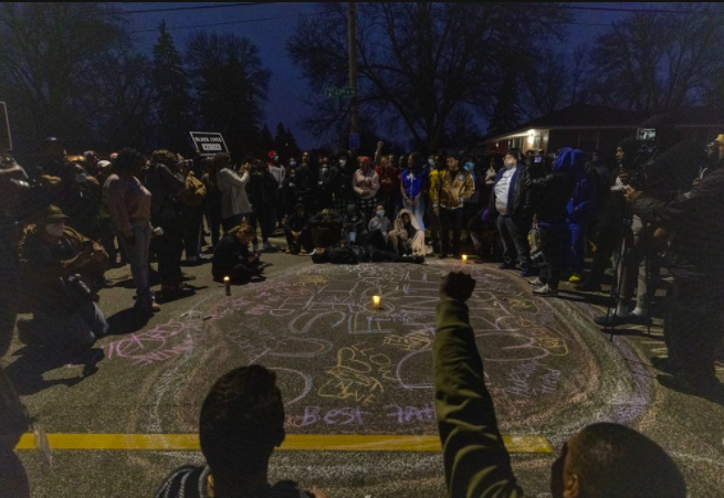 A crowd of citizens forms in remembrance of Daunte Wright after the shooting (photo curtsey AP News).