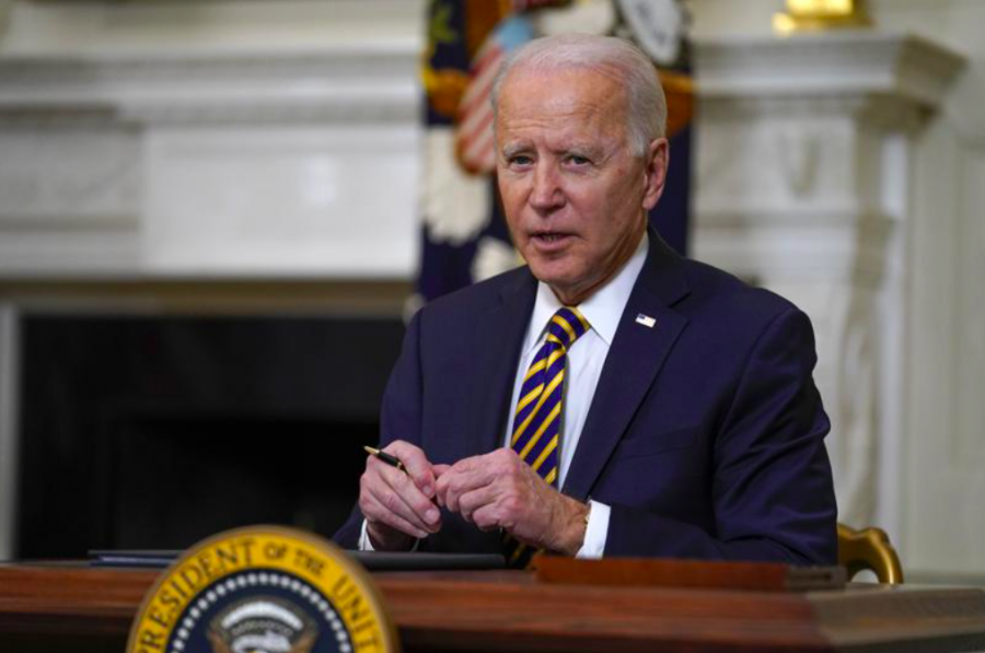 President Joe Biden is going to sign an executive order increasing the minimum wage for federal contract workers on April 27 (photo courtesy AP News).