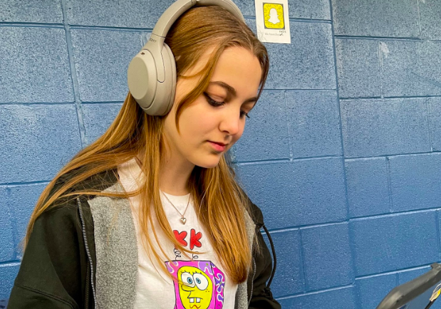 Madelyn O’Bryan, 11, listens to music in the concourse (photo by C Holmes).