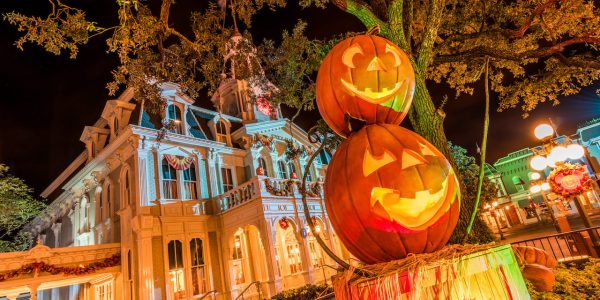 Spooky pumpkins sit infront of haunted house. Scary decorations are to be expected at Worlds of Fun Halloween Haunt (M. Willard).
