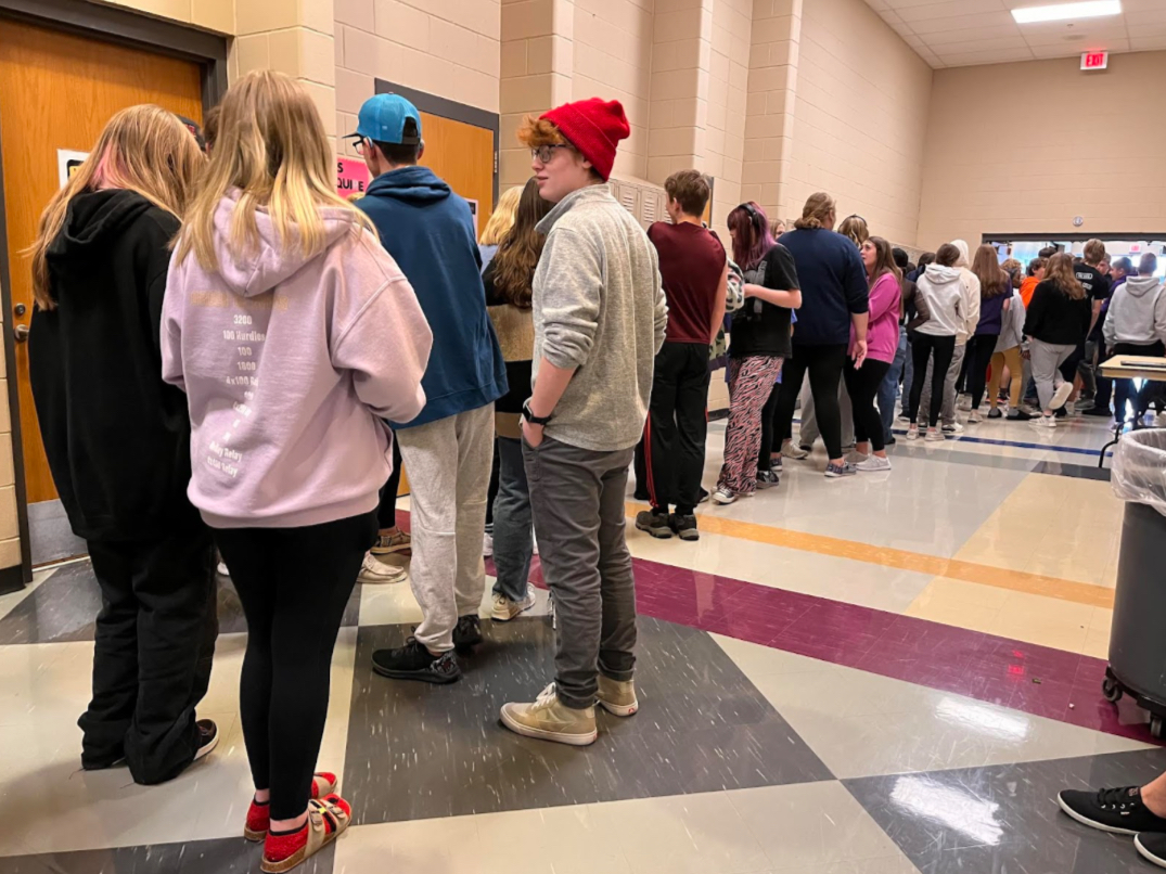 Students line up and wait to get their lunch. The increase in the student body has caused the line to become longer this year (Photo by K. Tran). 