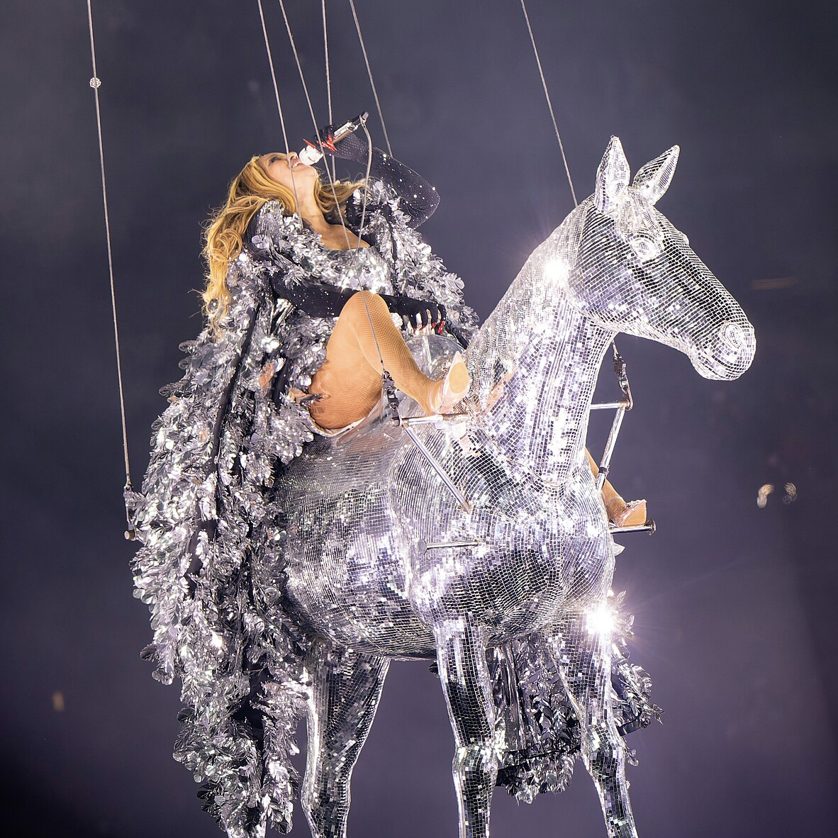 Beyonce floats above fans on her silver mirrored horse while singing to the crowd. She finished her tour off in Kansas City. (Ralph_PH)