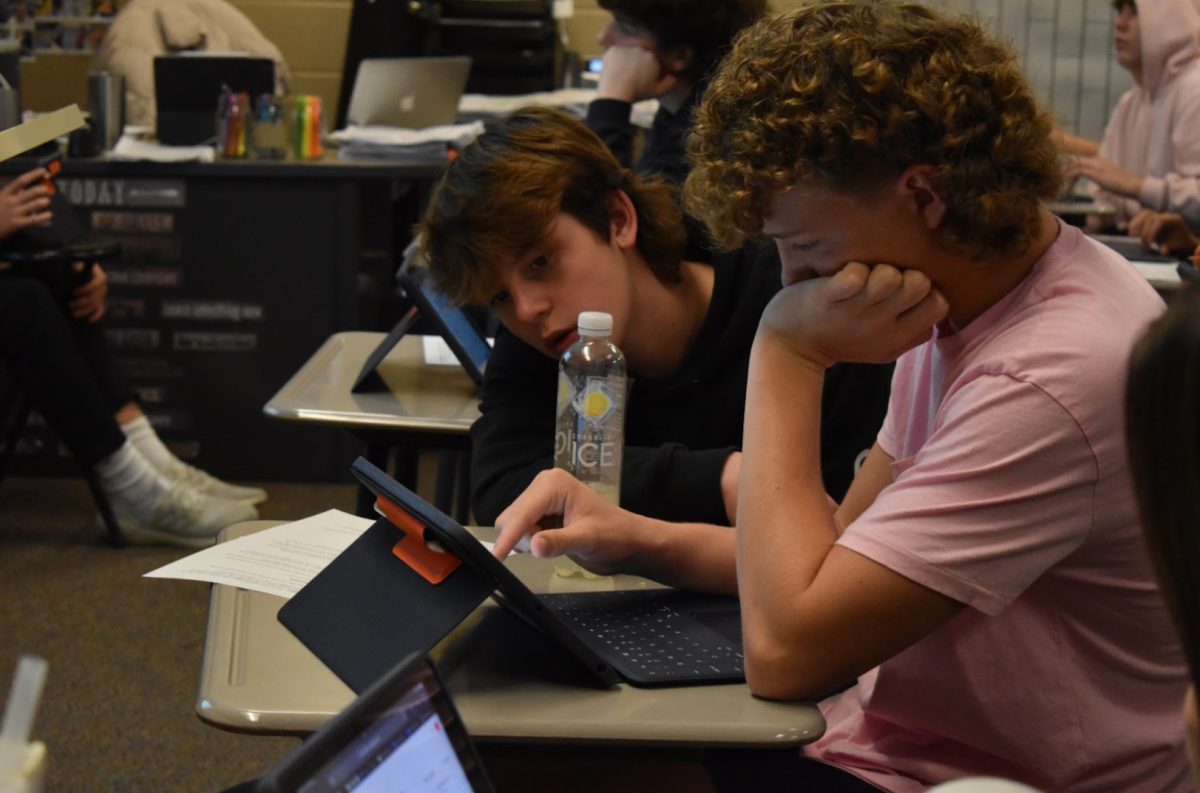 Students in Angela Tauer’s English class work together on assignments prior to fall break. Teachers believe that students have more motivation before a break (Photo by E. Shetlar). 