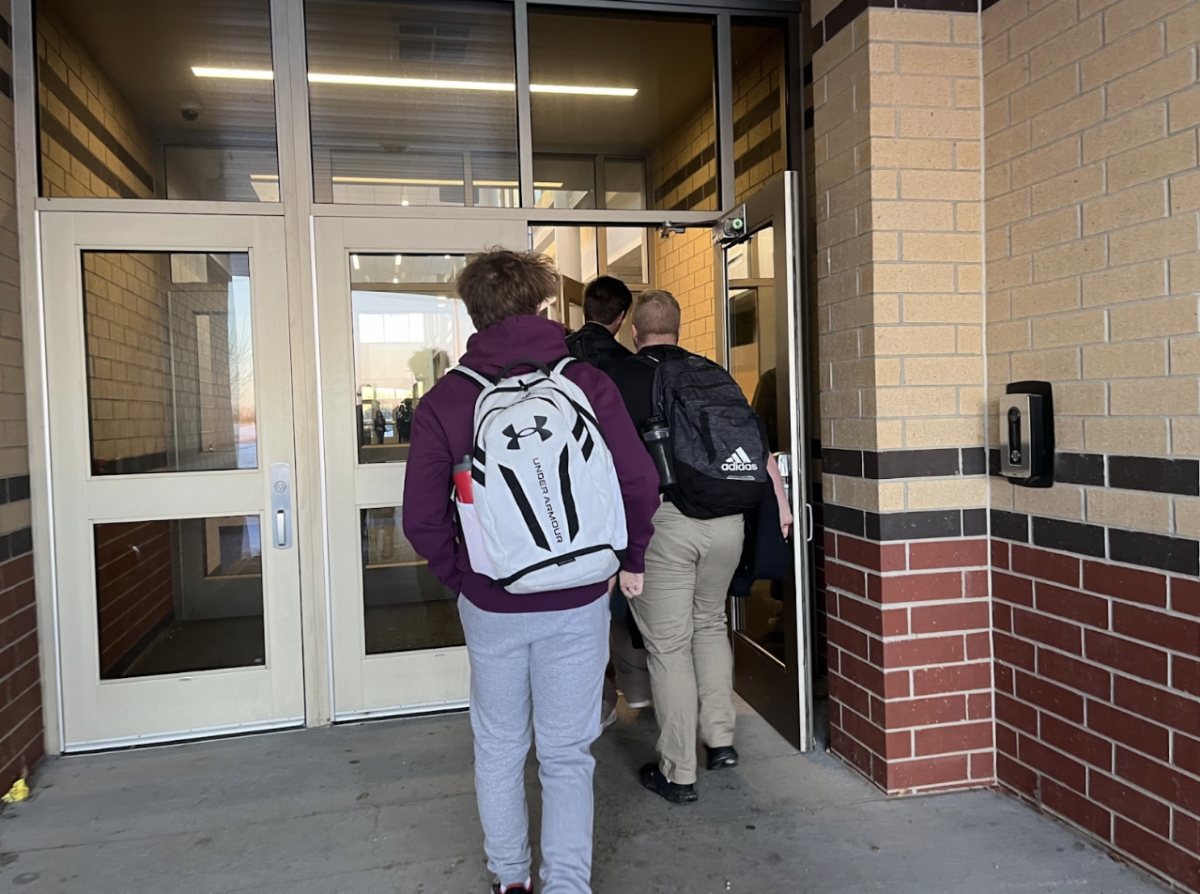 Students walk into the high school ready to start a new day of school. Similarly, students “walked” into the new year and a new academic semester. (Photo by K. Tran)
