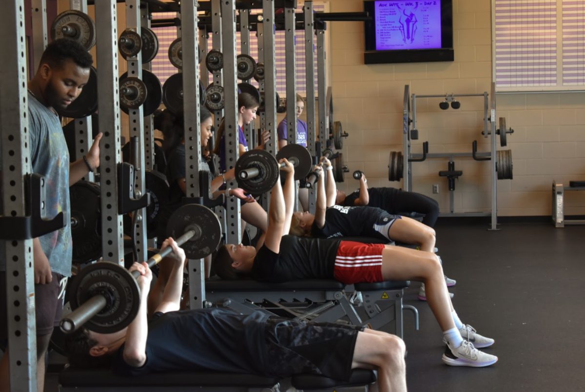 Students+lift+weights+during+Tucker+Woofter%E2%80%99s+fourth+hour+class.+Working+out+is+a+common+part+of+a+teen%E2%80%99s+daily+routine.+%28Photo+by+H.+Evans%29+