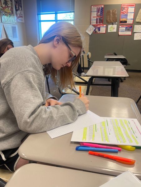 Olivia Tarvin, 11, works on a practice DBQ prompt during their AP U.S. History class. APUSH students write around two practice prompts a week leading up to the AP test (Photo by C. Holmes).