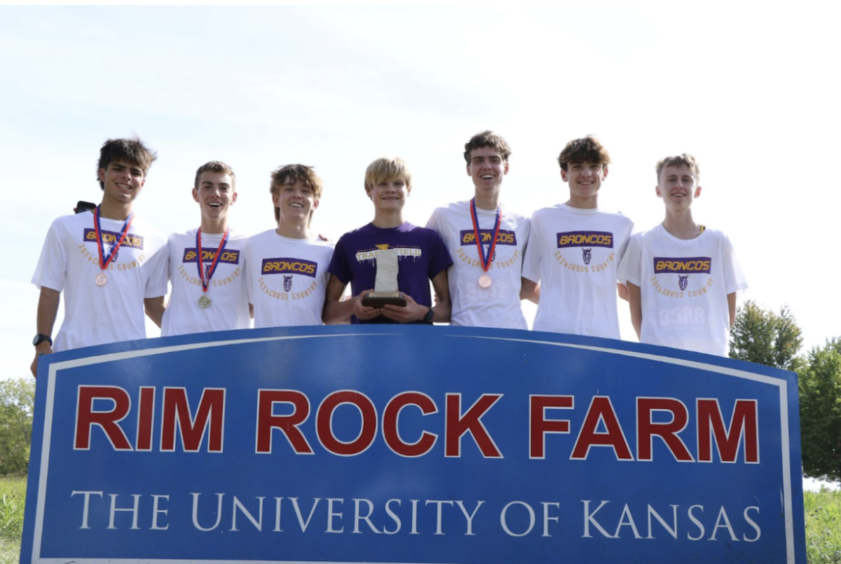 Boys cross country Team poses together after the RimRock meet (Photo By S. Smitheran) 